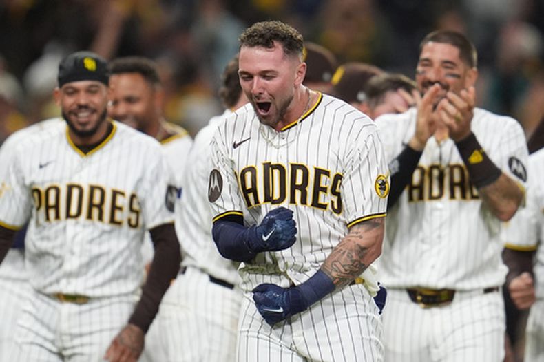 Jackson Merrill, de los Padres de San Diego, celebra con sus compañeros tras definir con un doble el duelo del miércoles 15 de abril de 2026 ante los Marineros de Seattle (AP Foto/Gregory Bull)