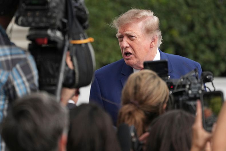 El presidente de Estados Unidos, Donald Trump, habla con reporteros en el Jardín Sur de la Casa Blanca, el viernes 16 de octubre de 2026, en Washington. (AP Foto/Jacquelyn Martin)