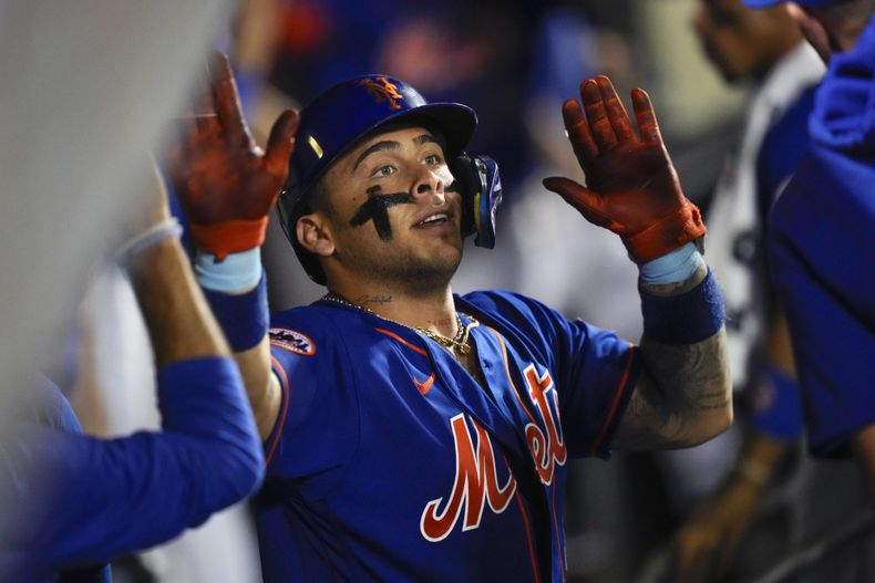 El venezolano Francisco Álvarez, de los Mets de Nueva York, festeja luego de batear un jonrón de dos carreras en el encuentro del martes 18 de julio de 2023, ante los Medias Blancas de Chicago (AP Foto/Frank Franklin II)