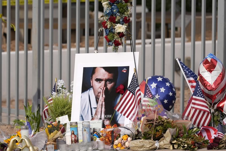 Un altar improvisado en la sede de Turning Point USA tras la muerte a los 31 años de Charlie Kirk, el fundador y director general de la organización, en un tiroteo en una universidad de Utah, el miércoles 17 de septiembre de 2025 en Phoenix. (AP Foto/Ross D. Franklin)
