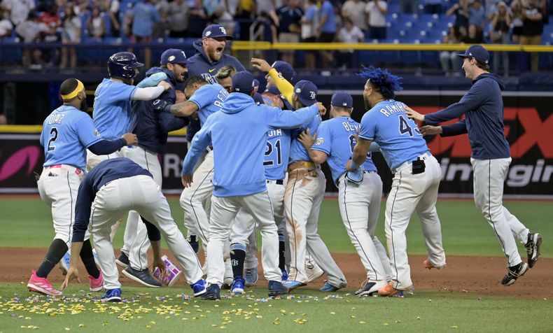 Los Rays de Tampa Bay celebran la victoria por 8-7 sobre los Yanquis de Nueva York en la décima entrada del juego de béisbol, el domingo 7 de mayo de 2023, en San Petersburgo, Florida. (AP Foto/Steve Nesius)