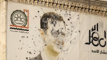 Una imagen del presidente sirio, Bashar Assad, marcada por disparos, en la oficina del gobierno provincial tras la toma de Hama por parte de la oposición, en Siria, el viernes 6 de diciembre de 2024. (AP Foto/Omar Albam)
