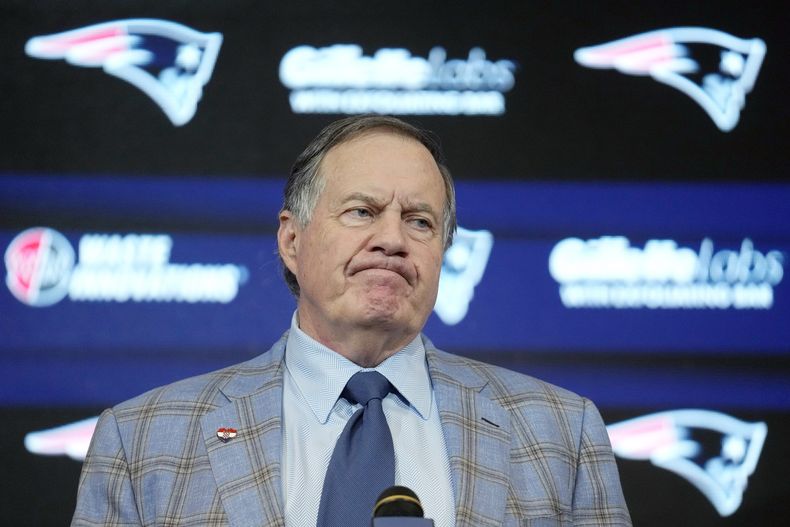ARCHIVO - Bill Belichick, quien fuera entrenador en jefe de los Patriots de Nueva Inglaterra, atiende las preguntas de reporteros durante una conferencia de prensa, el 11 de enero de 2024 en Foxborough, Massachusets. (AP Foto/Steven Senne, Archivo)