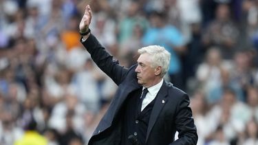 El entrenador del Real Madrid, Carlo Ancelotti, saluda al cuervo después de un partido de fútbol de La Liga española contra la Real Sociedad en el estadio Santiago Bernabéu en Madrid, el sábado 24 de mayo de 2025. (AP Foto/Cesar Cebolla)