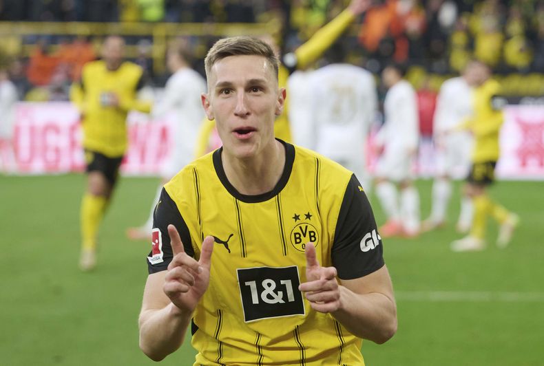 Nico Schlotterbeck del Borussia Dortmund celebra su asistencia en el gol de Maximilian Beier en el encuentro ante Mainz el domingo 30 de marzo del 2025. (Bernd Thissen/dpa via AP)