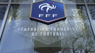 ARCHIVO - El logo de la Federación Francesa de fútbol en su sede de París, el miércoles 11 de enero de 2023. (AP Foto/Michel Euler)