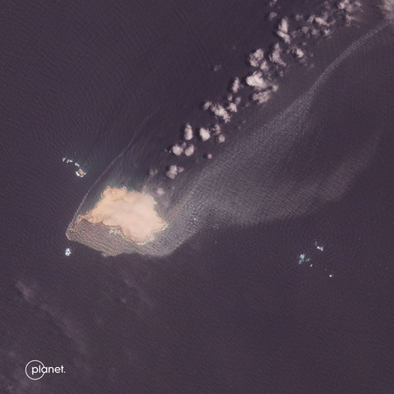 En esta imagen satelital de Planet Labs PBC se muestra una mancha de petróleo crudo saliendo y extendiéndose desde el buque petrolero sancionado Caroline Bezengi de Suezmax, que encalló en la isla Qibliyah, frente a la costa de Omán, el viernes 31 de julio de 2026. (Planet Labs PBC vía AP)