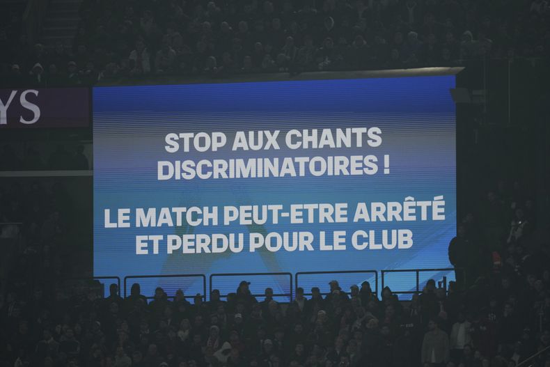 La pantalla gigante del Parque de los Príncipes pide un alto a los cánticos discriminatorios durante el partido entre Paris Saint Germain y Marsella en la liga francesa, el domingo 16 de marzo de 2025, en París. (AP Foto/Christophe Ena)