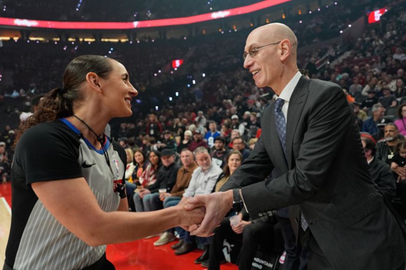 El comisionado de la Adam Silver saluda a la árbitro Ashley Moyer-Gleich previo al partido entre los Trail Blazers de Portland y el Jazz de Utah, el viernes 13 de marzo de 2026, en Portland. (AP Fhoto/Jenny Kane)