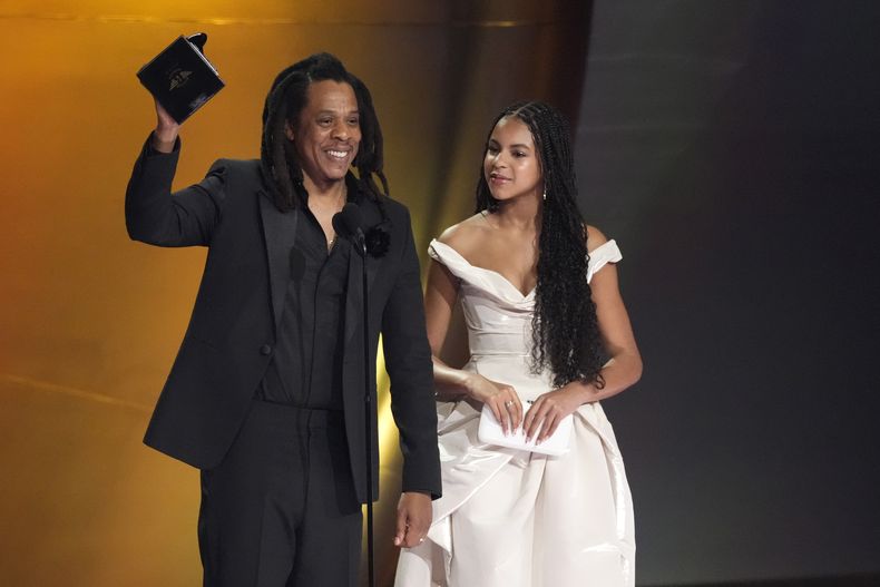 Jay-Z, recibe el Premio Impacto Global Dr. Dre acompañado por su hija Blue Ivy Carter en la 66a entrega anual de los Premios Grammy el domingo 4 de febrero de 2024 en Los Ángeles. (Foto AP/Chris Pizzello)