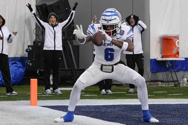 Joseph Scates, receptor de Memphis, festeja un touchdown en el Liberty Bowl ante Iowa State, el viernes 29 de diciembre de 2023 (AP Foto/George Walker IV)