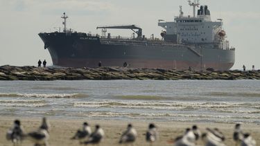 ARCHIVO - Un buque cisterna atraviesa un canal el 2 de marzo de 2022, en Port Aransas, Texas. (AP Foto/Eric Gay, Archivo)