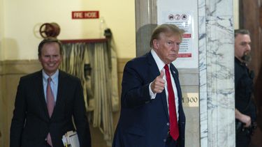 El expresidente estadounidense Donald Trump muestra el pulgar a su regreso al tribunal de la Corte Suprema de Nueva York, el jueves 7 de diciembre de 2023, en Nueva York. (AP Foto/Eduardo Munoz Alvarez)
