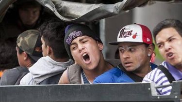 americateve | Aumentó a 105 el número de estudiantes detenidos en Caracas en las últimas horas lo que eleva la cifra a más de 3.000 desde que comenzaron las protestas, la mitad de ellos han sido liberados pero con medidas cautelares.