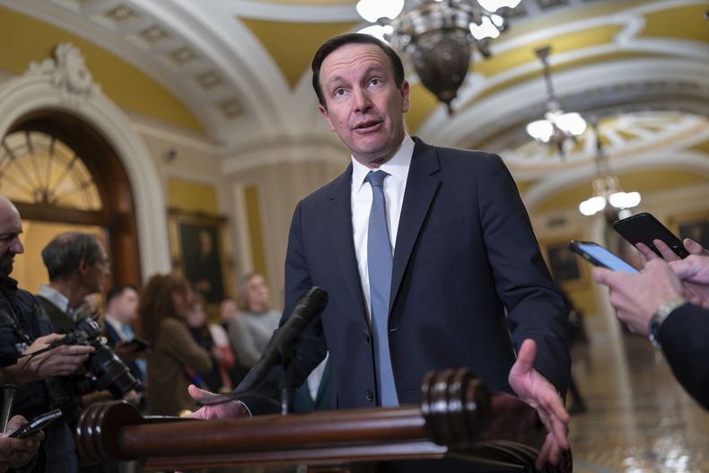 ARCHIVO - El senador Chris Murphy, principal negociador demócrata en las conversaciones sobre seguridad fronteriza, habla con reporteros en el Capitolio en Washington, el 19 de diciembre de 2023. (AP Foto/J. Scott Applewhite, Archivo)