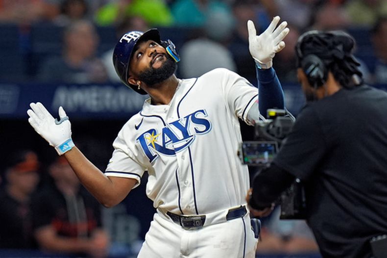 Junior Caminero, de los Rays de Tampa Bay, reacciona después de conectar un jonrón de tres carreras frente a Cameron Foster, de los Orioles de Baltimore, durante la quinta entrada del juego de béisbol de Grandes Ligas, el lunes 18 de mayo de 2026, en San Petersburgo, Florida. (AP Foto/Chris OMeara)