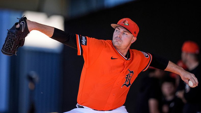 El lanzador de los Tigers de Detroit, Tarik Skubal (29), lanza durante los entrenamientos de béisbol de pretemporada el viernes 20 de febrero de 2026, en Lakeland. (Foto AP/Mike Stewart)