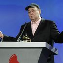 ARCHIVO - El compositor brasileño y pianista Joao Donato recibe el premio a mejor álbum de latin jazz en la 11a entrega anual del Latin Grammy el 11 de noviembre de 2010 en Las Vegas. Donato, quien ayudó a sentar las bases de la bossa nova y a lo largo de su carrera desafió el confinamiento a un sólo género musical, murió el lunes. Tenía 88 años. (Foto AP/Julie Jacobson, archivo)