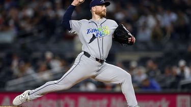 El lanzador de los Tampa Bay Rays, Drew Rasmussen, realiza un lanzamiento en la primera entrada durante el segundo partido de una doble cartelera contra los New York Yankees, el martes 22 de septiembre de 2026, en Nueva York. (Foto AP/Adam Hunger)