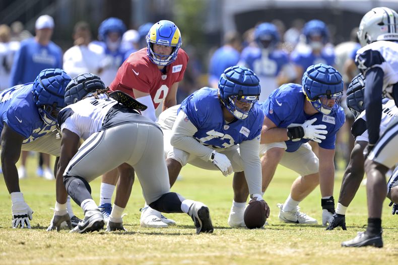 El mariscal de campo de los Rams de Los Ángeles, Matthew Stafford (9), toma la jugada del centro Steve Ávila durante una práctica conjunta con los Cowboys de Dallas en el campo de entrenamiento de fútbol americano de la NFL de los Cowboys, el jueves 8 de agosto de 2024, en Oxnard, California (AP Foto/Jayne Kamin-Oncea)