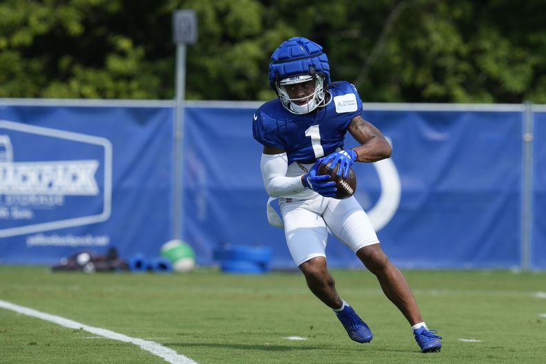El receptor abierto de los Indianapolis Colts, Josh Downs, realiza un ejercicio durante el campamento de entrenamiento del equipo de fútbol americano de la NFL, el domingo 4 de agosto de 2024, en Westfield, Indiana (AP Foto/Darron Cummings)