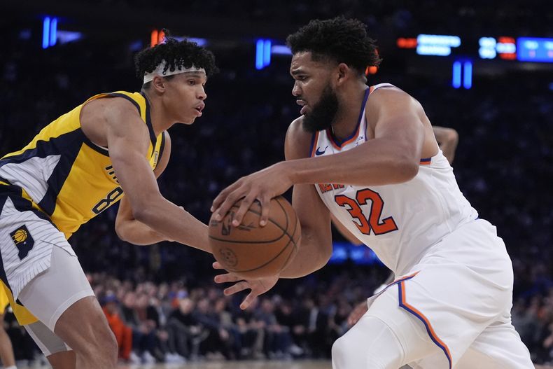 El dominicano Karl-Anthony Towns, de los Knicks de Nueva York, encara a Enrique Freeman, de los Pacers de Indiana, el viernes 25 de octubre de 2024 (AP Foto/Frank Franklin II)