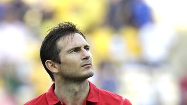 americateve | El jugador de la selecci&oacute;n de Inglaterra, Frank Lampard, escucha el himno antes de un amistoso el 2 de julio de 2013 en R&iacute;o de Janeiro. Lampard anunci&oacute; su retiro de la selecci&oacute;n el 26 de agosto de 2014. (AP Photo/Victor R. Caiv