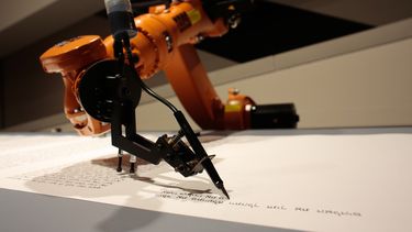 americateve | Un robot escribe la Tor&aacute;, las sagradas escrituras hebreas, en el Museo Jud&iacute;o de Berl&iacute;n, el jueves 10 de julio de 2014. (Foto AP/Markus Schreiber)