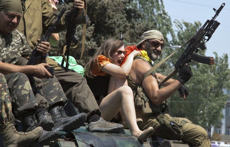 Rebeldes prorrusos disparan al aire para celebrar el D[ia del Paracidista en Donetsk, Ucrania, el 2 de agosto del 2014. (AP Foto/Dmitry Lovetsky)