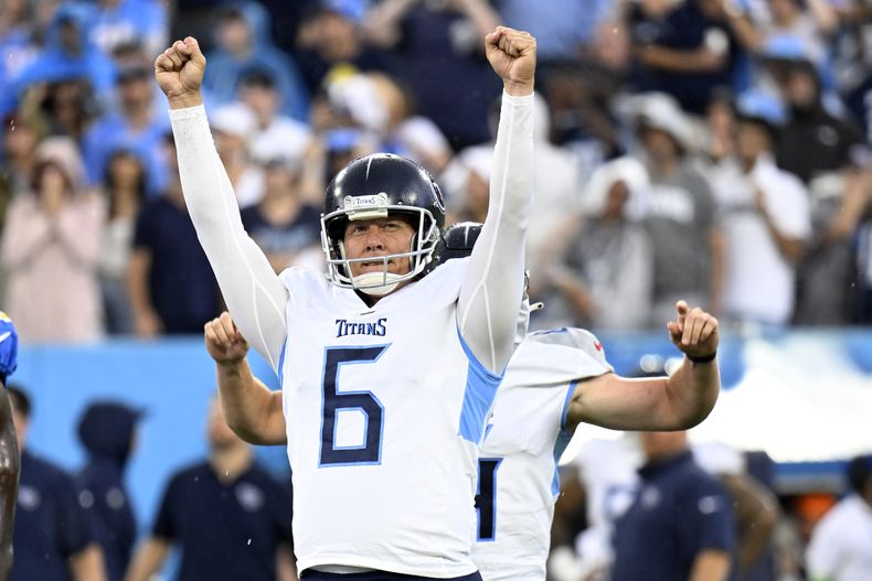 Nick Folk de los Titans de Tennessee tras patear el gol de campo en al victoria ante los Chargers de Los Ángeles, el domingo 17 de septiembre de 2023, en Nashville. (AP Foto/John Amis)