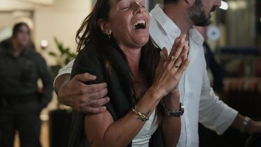 Pasajeros que estuvieron en el vuelo de FlyDubai llegan al Aeropuerto Internacional Ben Gurión cerca de Tel Aviv, Israel, el 30 de septiembre del 2026. (AP foto/Ariel Schalit)