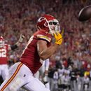 Chiefs reaccionan y superan a unos Raiders que dan pelea