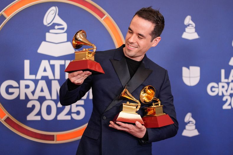 Edgar Barrera, ganador de los premios a la mejor canción tropical y canción del año por Si antes te hubiera conocido, y premio al compositor del año, posa en la sala de prensa durante los Latin Grammy 2025 el jueves 13 de noviembre de 2025 en el MGM Grand de Las Vegas. (Foto AP/John Locher)