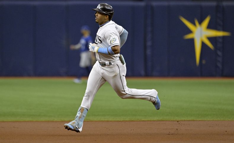 Wander Franco, de los Rays de Tampa Bay, recorre las bases después de batear cuadrangular solitario en contra del abridor de los Reales de Kansas City, Jordan Lyles, durante la primera entrada del juego de béisbol el sábado 24 de junio de 2023, en San Petersburgo, Florida. (AP Foto/Steve Nesius)