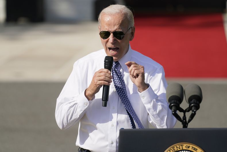 AMN-GEN BIDEN-MICRÓFONO