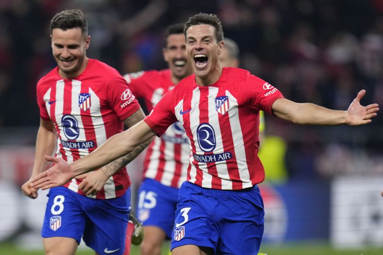 Los jugadores del Atlético de Madrid celebran tras derrotar por penales al Inter de Milán en la vuelta de los octavos de final de la Liga de Campeones, el miércoles 13 de marzo de 2024, en Madrid. (AP Foto/Manu Fernández)