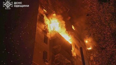 Foto difundida por el Servicio de Emergencia de Ucrania que muestra un edificio residencial en llamas tras un ataque ruso en Odesa, Ucrania, el 19 de julio del 2025. (Servicio de Emergencia de Ucrania via AP)