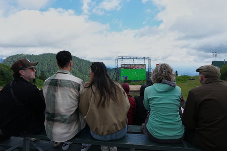 Personas observan el partido por el grupo L del Mundial entre Inglaterra y Panamá en la montaña Grouse, el sábado 27 de junio de 2026, en Columbia Británica, Canadá.(AP Foto/Abbie Parr)