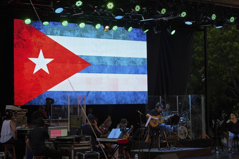 El cantante cubano Silvio Rodríguez se presenta durante el inicio de su gira por cinco países, en La Habana, el viernes 19 de septiembre de 2025. (Foto AP/Ramon Espinosa)
