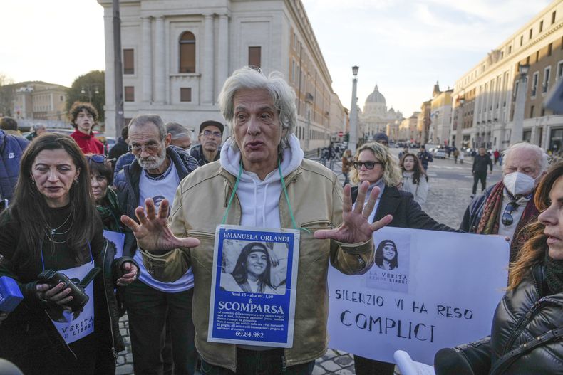 En esta imagen de archivo, Pietro Orlandi muestra un cartel con una fotografía de su hermana Emanuela durante una sentada cerca de la Basílica de San Pedro, en Roma, el 14 de enero de 2023. (AP Foto/Gregorio Borgia, archivo)