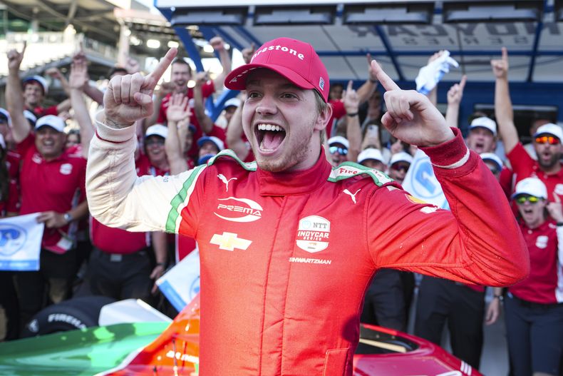 Robert Shwartzman, de Israel, celebra después de adjudicarse la pole position durante la clasificación de las 500 Millas de Indianápolis, en el Indianapolis Motor Speedway en Indianápolis, el domingo 18 de mayo de 2025. (AP Foto/Michael Conroy)