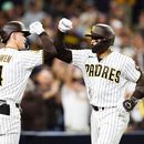 Luis Campusano, derecha, de los Padres de San Diego, es felicitado por su compañero Jase Bowen después de batear un jonrón solitario contra los Diamondbacks de Arizona en la sexta entrada del juego de béisbol de Grandes Ligas, el miércoles 8 de julio de 2026, en San Diego. (AP Foto/Derrick Tuskan)