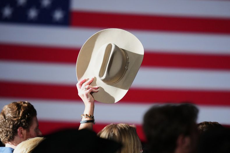 Una persona levanta un sombrero al aire mientras partidarios esperan los resultados de la elección en la que participa el fiscal general de Texas, Ken Paxton, candidato republicano al Senado federal, el 3 de marzo de 2026, en Dallas. (AP Foto/Julio Cortez)