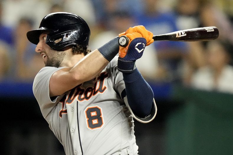 Matt Vierling de los Tigres de Detroit observa su doble de dos carreras en la octava entrada del encuentro ante los Reales de Kansas City el lunes 17 de julio del 2023. (AP Foto/Charlie Riedel)
