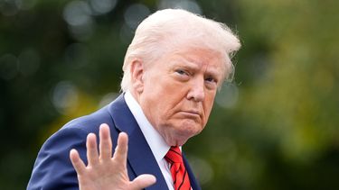 El presidente estadounidense Donald Trump saluda en el jardín sur de la Casa Blanca tras llegar en el Marine One, el viernes 10 de octubre de 2025, en Washington. (AP Foto/Alex Brandon)