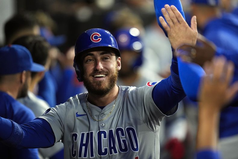 ARCHIVO - Cody Bellinger, de los Cachorros de Chicago, festeja tras anotar en un jonrón del mexicano Isaac Paredes, el viernes 9 de agosto de 2024, ante los Medias Blancas de la misma ciudad (AP Foto/Erin Hooley, archivo)