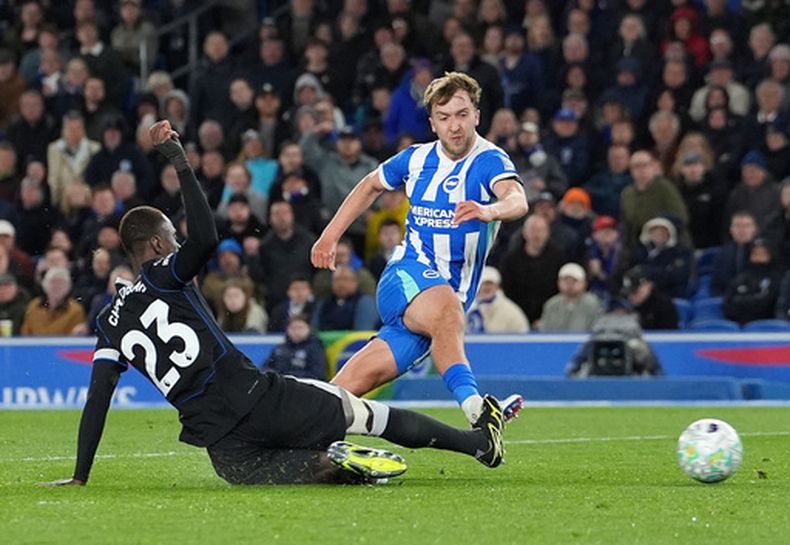 Jack Hinshelwood (derecha) anota el segundo gol de Brighton en la victoria 3-0 ante Chelsea, el martes 21 de abril de 2026 en Brighton, Inglaterra. (Gareth Fuller/PA vía AP)