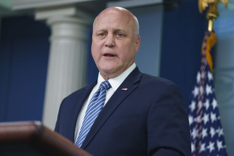 El coordinador de infraestructura de la Casa Blanca, Mitch Landrieu, en la Casa Blanca en Washington el 12 de mayo de 2023. (Foto AP/Evan Vucci)