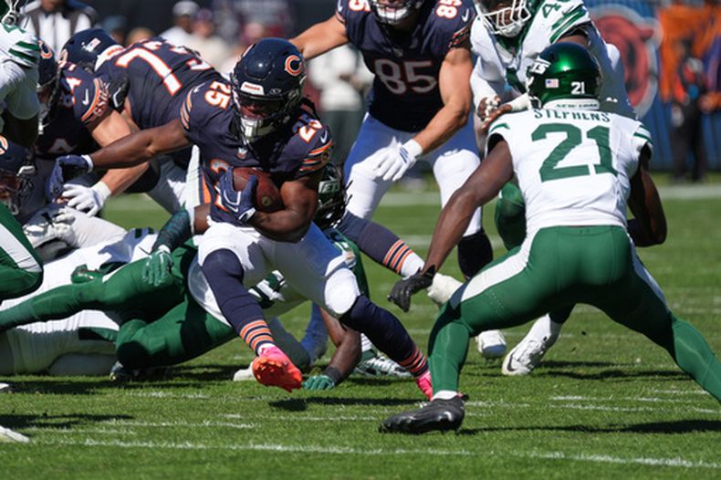 El corredor de los Bears de Chicago Kyle Monangai corre con el balón frente al cornerback de los Jets de Nueva York Brandon Stephens en el encuentro de la NFL del domingo 4 de octubre del 2026. (AP Foto/David Banks)