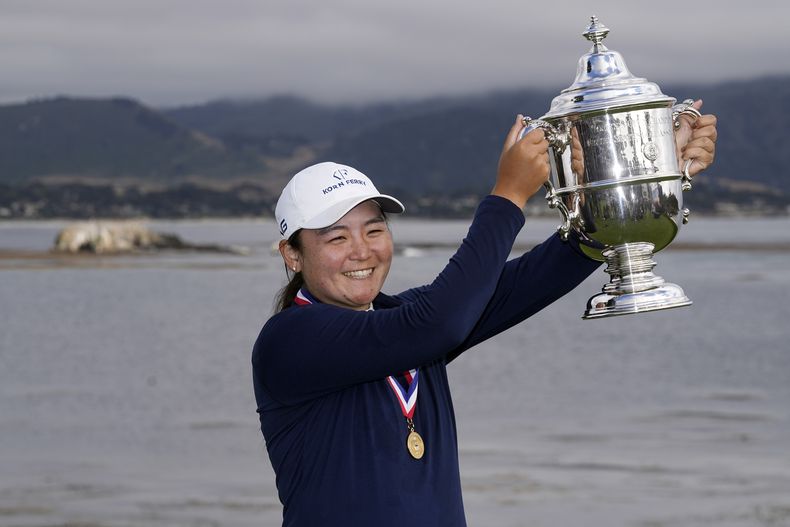 Allisen Corpuz posa con el trofeo de campeona del torneo de golf en el Abierto Femenino de Estados Unidos, en Pebble Beach Golf Links. Domingo 9 de julio de 2023. (AP Foto/Darron Cummings)